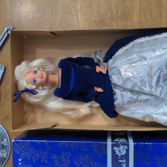 Avon Special Edition Winter Barbie 1995 - Picture 2 of 4